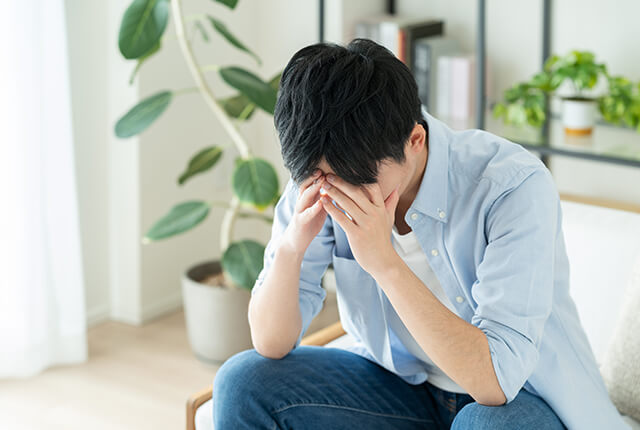 悩んでいる男性のイメージ