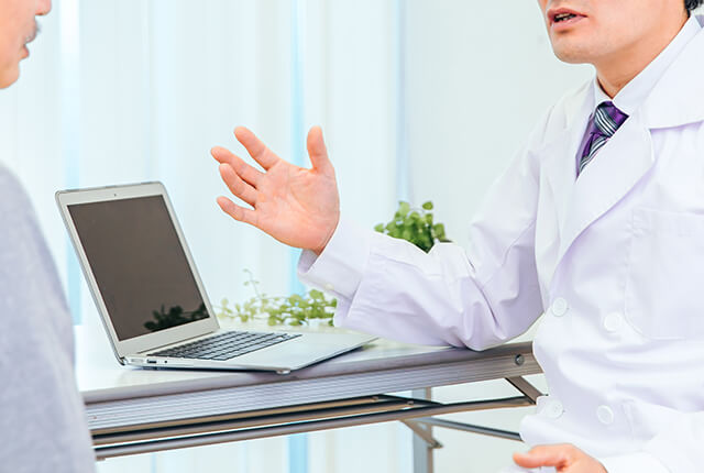 患者に治療内容の説明を行う医師のイメージ