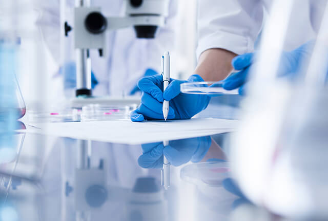 検査を行う臨床検査技師のイメージ