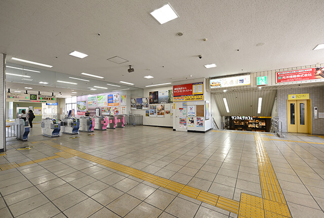 改札を出てサンマルクカフェ前の階段を降ります