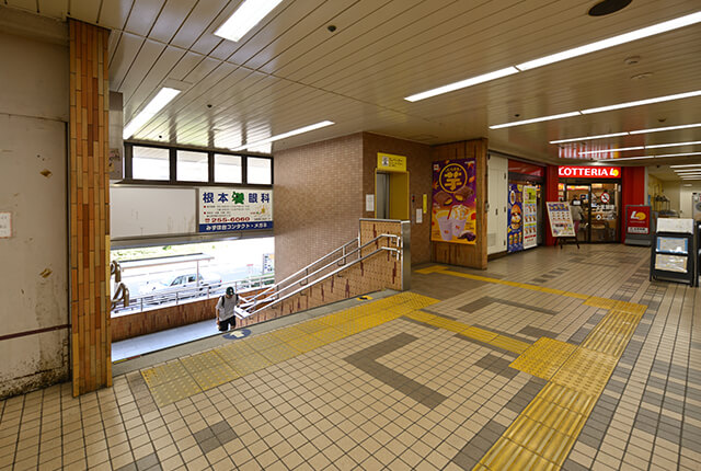 ロッテリア手前にある階段を降ります