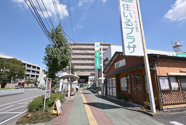 りそな銀行前を通過します