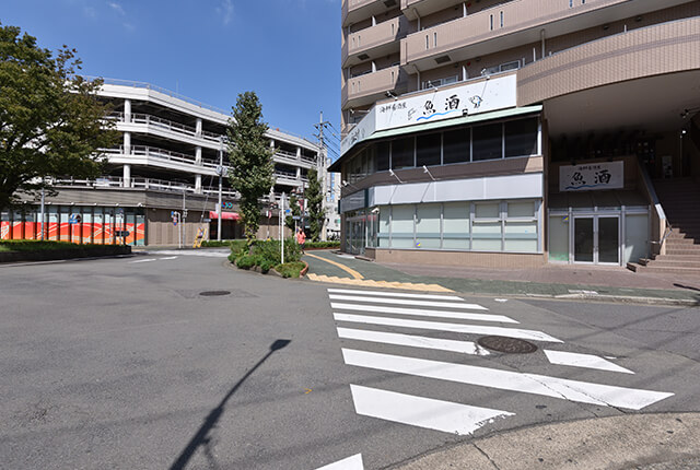 横断歩道を渡りエニタイムフィットネス前を通過します