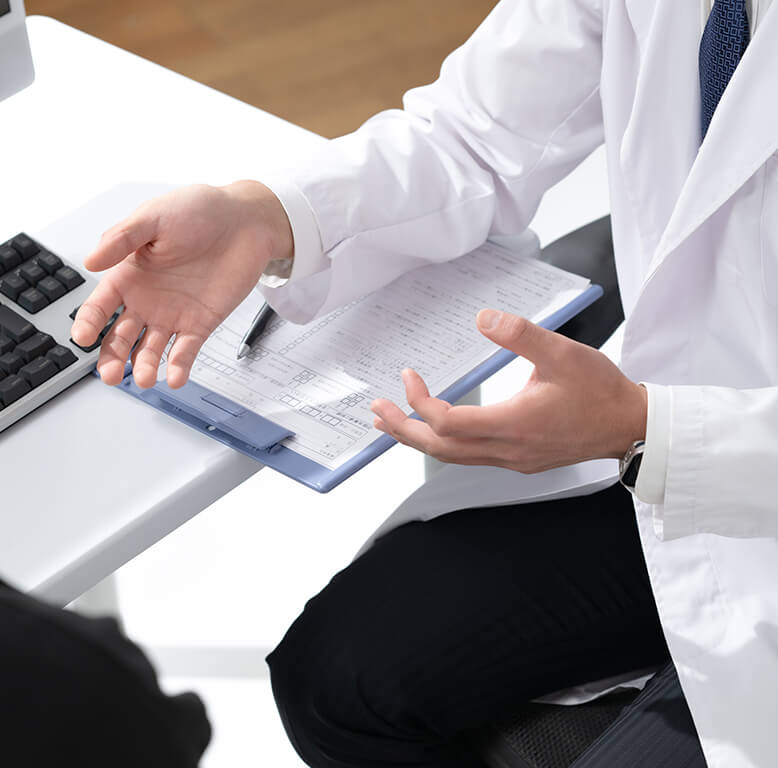 患者に治療内容の説明を行う医師のイメージ