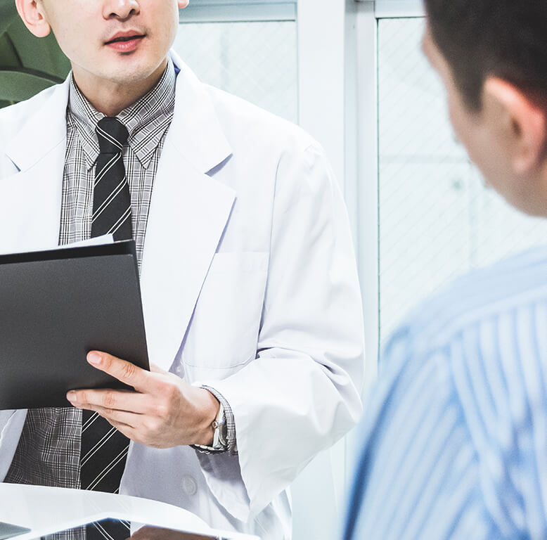 患者のカウンセリングを行う医師のイメージ